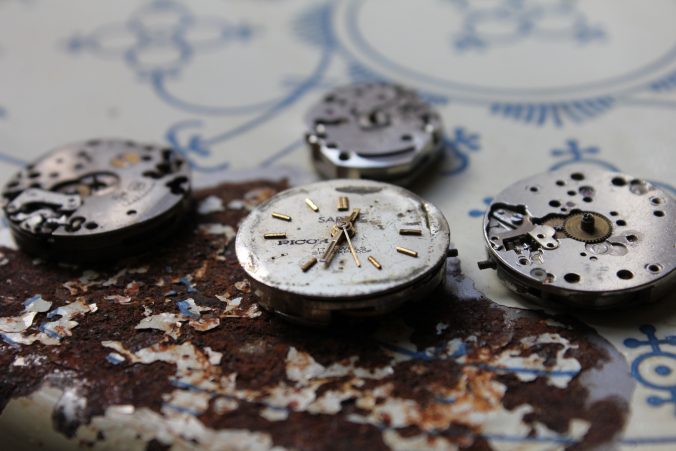 Alte Uhren sind wertvoll. Sammler und Bastler zahlen dafür gute Preise.